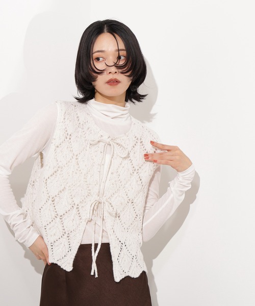 N.(N. Natural Beauty Basic)(エヌエヌナチュラルビューティーベーシック)の「ラメネップ透かし編みジレ(ベスト・レディース・ベージュ/オフホワイト/ブラック・MEDIUM)」の2枚目の写真