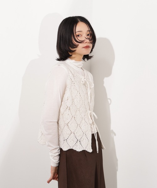 N.(N. Natural Beauty Basic)(エヌエヌナチュラルビューティーベーシック)の「ラメネップ透かし編みジレ(ベスト・レディース・ベージュ/オフホワイト/ブラック・MEDIUM)」の7枚目の写真