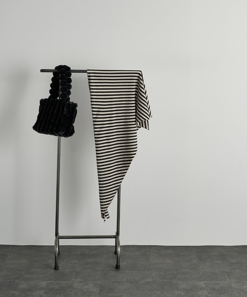 THE YOn（ザヨン）の「ウールトライアングルストール（ストール/ショール・レディース・ブラウン/ベージュ/ブラック/ホワイト×ブラック・FREE）」の16枚目の写真