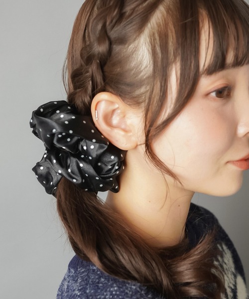 SPINNS（スピンズ）の「サテンシュシュ/ドット/水玉柄/NEO森ガール（シュシュ・レディース・ブラック/アイボリー・ONESIZE）」の3枚目の写真