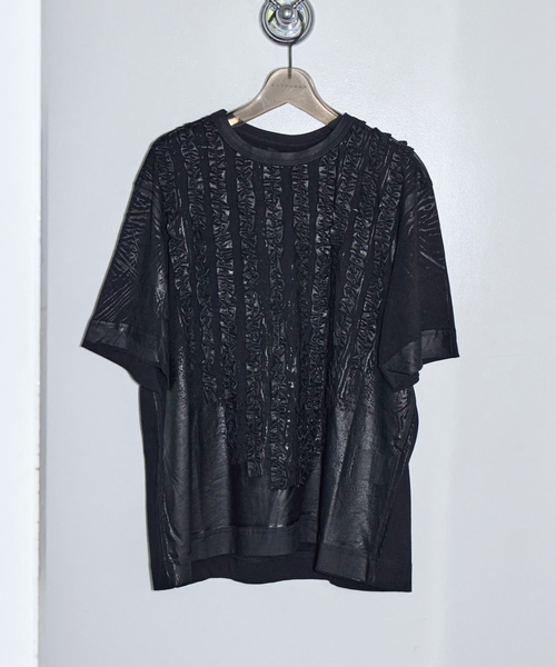 TAAKK(ターク)の「TAAKK RUFFLE PRINT T-SHIRTS TA825AW-JR092:Tシャツ(Tシャツ/カットソー・レディース・ブラック/ホワイト・MEDIUM)」の1枚目の写真