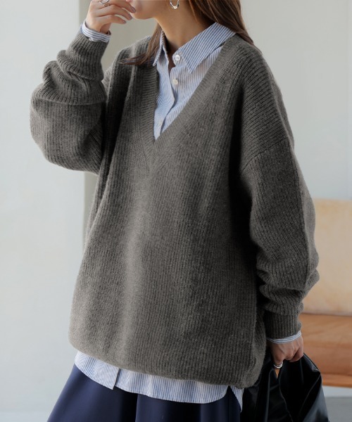 HUG.U(ハグユー)の「チクチクしない 深Vモヘアニット(ニット/セーター・レディース・ブラック/ダークブラウン/ライトグレー/ボルドー/ダークベージュ・FREE)」の1枚目の写真