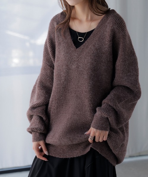 HUG.U(ハグユー)の「チクチクしない 深Vモヘアニット(ニット/セーター・レディース・ブラック/ダークブラウン/ライトグレー/ボルドー/ダークベージュ・FREE)」の5枚目の写真