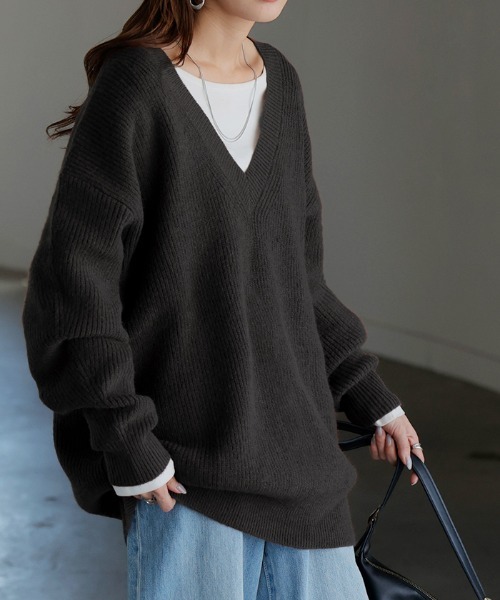 HUG.U(ハグユー)の「チクチクしない 深Vモヘアニット(ニット/セーター・レディース・ブラック/ダークブラウン/ライトグレー/ボルドー/ダークベージュ・FREE)」の2枚目の写真