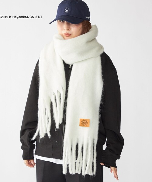 SHIPS(シップス)の「SHIPS: 日曜劇場『ザ・ロイヤルファミリー』クラシック ホースシューロゴパッチ ボリューム マフラー(マフラー・メンズ・ナチュラル・ONE SIZE)」の2枚目の写真