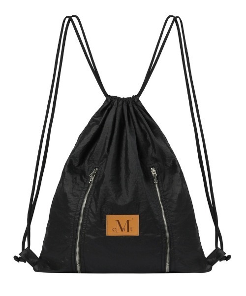 MUCENT(ムセント)の「A'GEM/9 × .kom 『MUCENT/ムーセント』 TATIA LEATHER PATCH ZIPPER POINT GYM SACK UNISEX /レジャーパッチZIPポイントジムサック(バックパック/リュック・レディース・ブラック・FREE)」の1枚目の写真