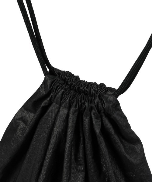 MUCENT(ムセント)の「A'GEM/9 × .kom 『MUCENT/ムーセント』 TATIA LEATHER PATCH ZIPPER POINT GYM SACK UNISEX /レジャーパッチZIPポイントジムサック(バックパック/リュック・レディース・ブラック・FREE)」の4枚目の写真