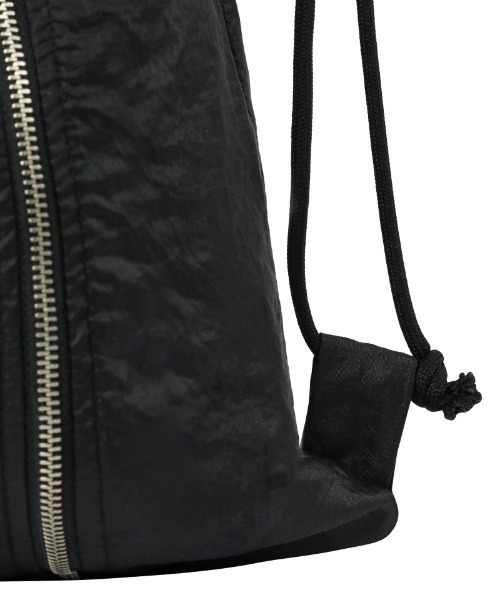 MUCENT(ムセント)の「A'GEM/9 × .kom 『MUCENT/ムーセント』 TATIA LEATHER PATCH ZIPPER POINT GYM SACK UNISEX /レジャーパッチZIPポイントジムサック(バックパック/リュック・レディース・ブラック・FREE)」の2枚目の写真