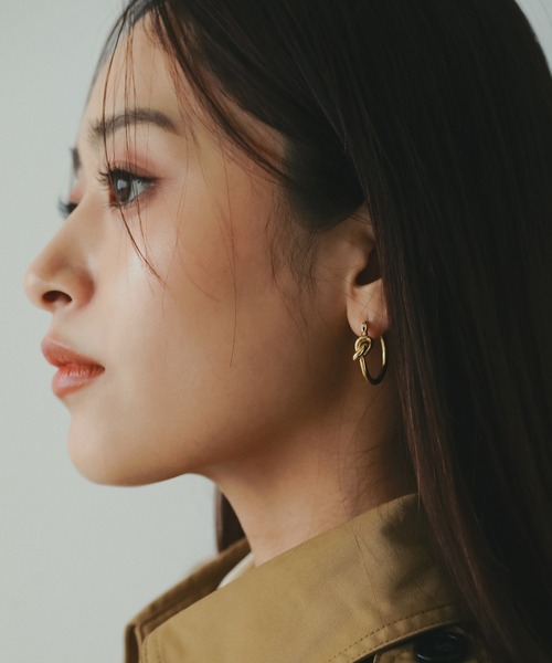 AJUGA.（アジュガ）の「ノットアクセントフープピアス（ピアス（両耳用）・レディース・ゴールド・ONE SIZE）」の2枚目の写真