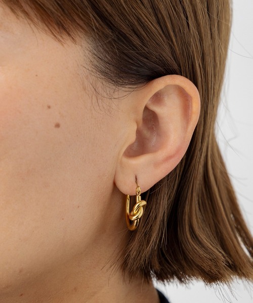 AJUGA.（アジュガ）の「ノットアクセントフープピアス（ピアス（両耳用）・レディース・ゴールド・ONE SIZE）」の7枚目の写真