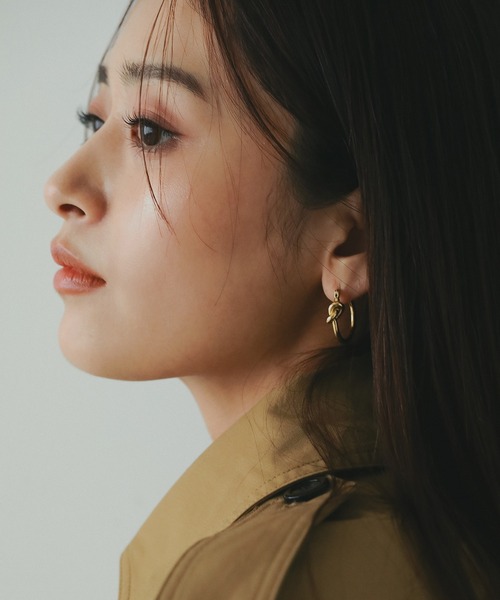 AJUGA.（アジュガ）の「ノットアクセントフープピアス（ピアス（両耳用）・レディース・ゴールド・ONE SIZE）」の10枚目の写真