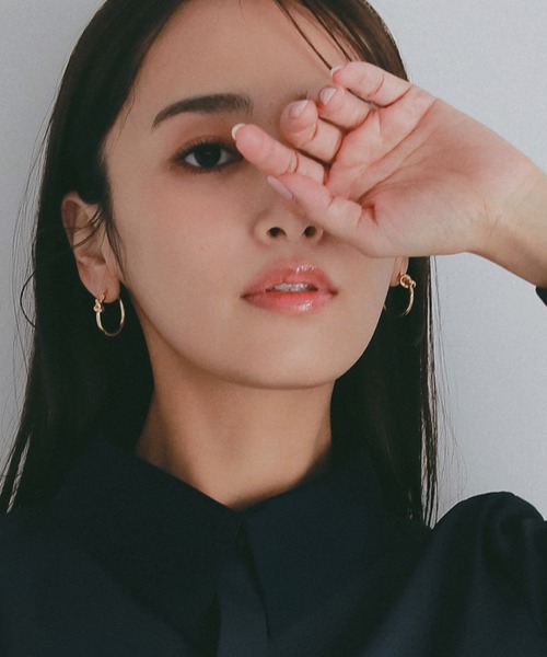 AJUGA.（アジュガ）の「ノットアクセントフープピアス（ピアス（両耳用）・レディース・ゴールド・ONE SIZE）」の9枚目の写真