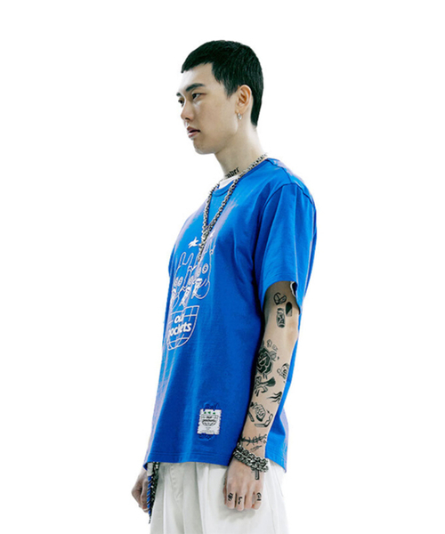 OURPOCKETS（アワーポケッツ）の「グリッドピザマン×アワーポケットシャツ別コラボTシャツ（ブルー）（Tシャツ/カットソー・レディース・ブルー・MEDIUM/X-LARGE）」の3枚目の写真