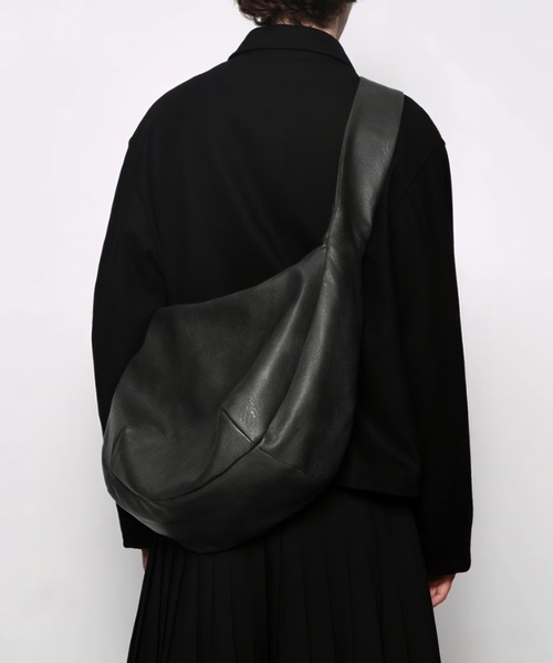 WYZ wear(ダブリューワイジィーウェア)の「フェイクレザービッグショルダーバッグ/A4サイズ対応(ショルダーバッグ・メンズ・ブラック・FREE)」の1枚目の写真