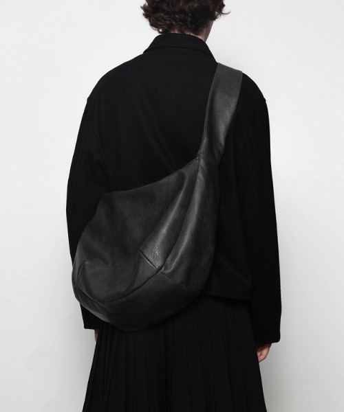 WYZ wear(ダブリューワイジィーウェア)の「フェイクレザービッグショルダーバッグ/A4サイズ対応(ショルダーバッグ・メンズ・ブラック・FREE)」の6枚目の写真