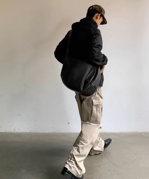 WYZ wear(ダブリューワイジィーウェア)の「フェイクレザービッグショルダーバッグ/A4サイズ対応(ショルダーバッグ・メンズ・ブラック・FREE)」の10枚目の写真