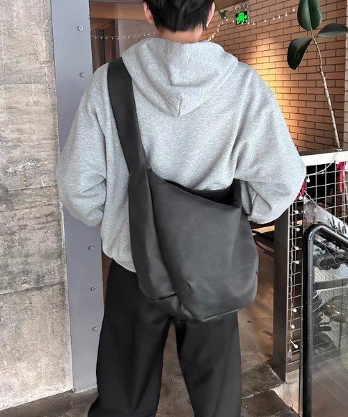 WYZ wear(ダブリューワイジィーウェア)の「フェイクレザービッグショルダーバッグ/A4サイズ対応(ショルダーバッグ・メンズ・ブラック・FREE)」の11枚目の写真