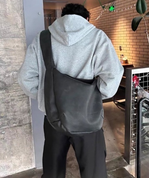 WYZ wear(ダブリューワイジィーウェア)の「フェイクレザービッグショルダーバッグ/A4サイズ対応(ショルダーバッグ・メンズ・ブラック・FREE)」の12枚目の写真