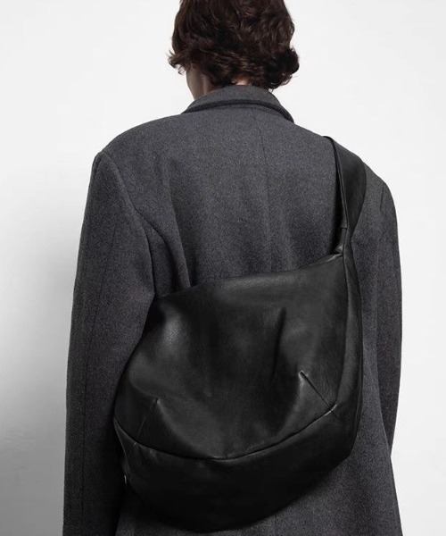 WYZ wear(ダブリューワイジィーウェア)の「フェイクレザービッグショルダーバッグ/A4サイズ対応(ショルダーバッグ・メンズ・ブラック・FREE)」の7枚目の写真