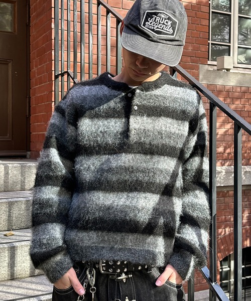 kutir(クティール)の「HENLEY NECK SILVER BUTTON BORDER KNIT/ヘンリーネックシルバーボタンボーダーニット(ニット/セーター・メンズ・ブラック/ボルドー/ブラウン・MEDIUM/LARGE)」の1枚目の写真