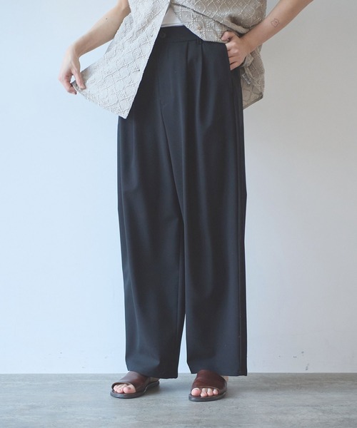 yuni(ユニ )の「△ウォッシャブルサマーウール テーパードパンツ(スラックス・レディース・ブラック/パープル/グレー・S/M)」の1枚目の写真
