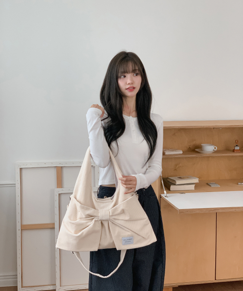 ATIL STUDIO（アチルスタジオ）の「コーデュロイデュイリボンホーボーショルダー＆クロスバッグ _ [アイボリー]（ショルダーバッグ・レディース・その他・FREE）」の6枚目の写真