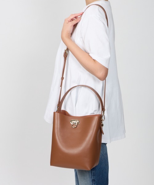 PELLICO(ペリーコ)の「ANELLI TURNLOCK GRANDE バッグ CAMEL(ショルダーバッグ・レディース・キャメル・FREE)」の6枚目の写真