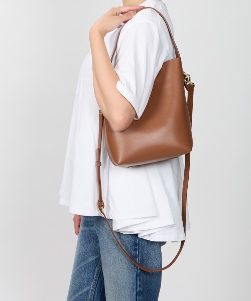 PELLICO(ペリーコ)の「ANELLI TURNLOCK GRANDE バッグ CAMEL(ショルダーバッグ・レディース・キャメル・FREE)」の7枚目の写真