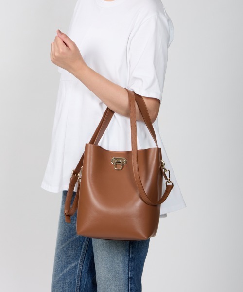 PELLICO(ペリーコ)の「ANELLI TURNLOCK GRANDE バッグ CAMEL(ショルダーバッグ・レディース・キャメル・FREE)」の8枚目の写真