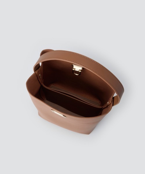 PELLICO(ペリーコ)の「ANELLI TURNLOCK GRANDE バッグ CAMEL(ショルダーバッグ・レディース・キャメル・FREE)」の5枚目の写真