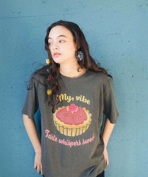 Three Four Time（ｽﾘｰﾌｫｰﾀｲﾑ）の「イチゴタルト柄Tシャツ（Tシャツ/カットソー・レディース・チャコールグレー・FREE）」の2枚目の写真