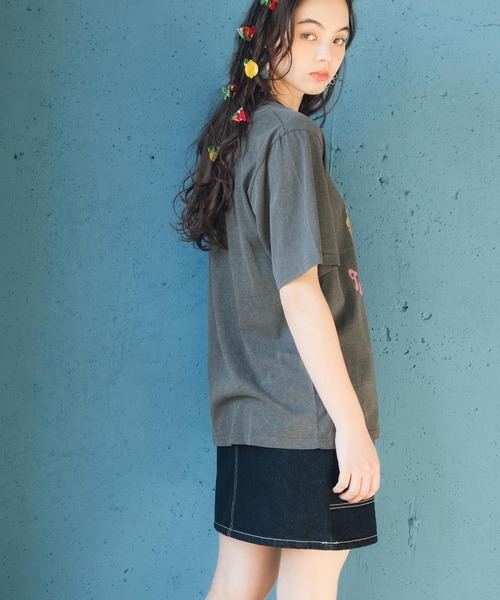 Three Four Time（ｽﾘｰﾌｫｰﾀｲﾑ）の「イチゴタルト柄Tシャツ（Tシャツ/カットソー・レディース・チャコールグレー・FREE）」の3枚目の写真