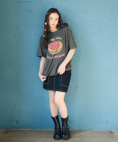Three Four Time（ｽﾘｰﾌｫｰﾀｲﾑ）の「イチゴタルト柄Tシャツ（Tシャツ/カットソー・レディース・チャコールグレー・FREE）」の4枚目の写真
