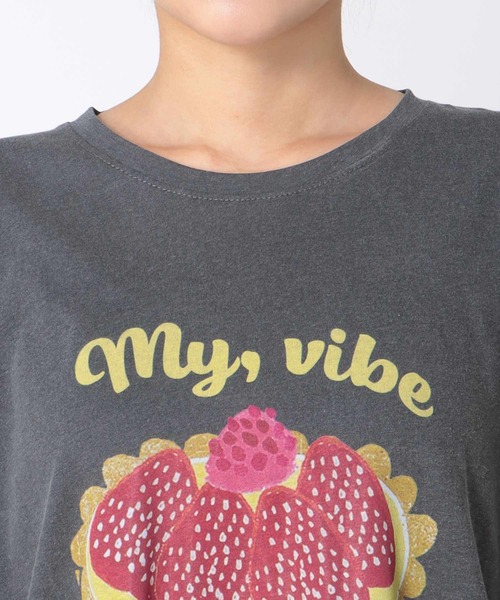 Three Four Time（ｽﾘｰﾌｫｰﾀｲﾑ）の「イチゴタルト柄Tシャツ（Tシャツ/カットソー・レディース・チャコールグレー・FREE）」の9枚目の写真