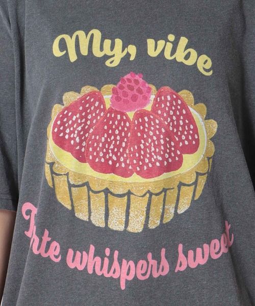 Three Four Time（ｽﾘｰﾌｫｰﾀｲﾑ）の「イチゴタルト柄Tシャツ（Tシャツ/カットソー・レディース・チャコールグレー・FREE）」の12枚目の写真