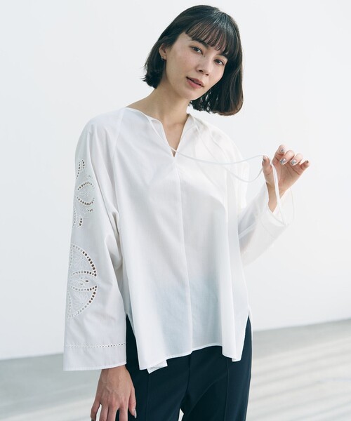 UNFILO(アンフィーロ)の「エンブロイダリー ブラウス(シャツ/ブラウス・レディース・ブラック系/ホワイト系・X-LARGE)」の1枚目の写真