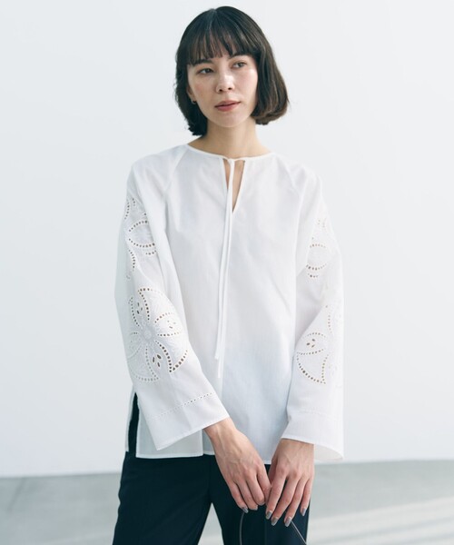 UNFILO(アンフィーロ)の「エンブロイダリー ブラウス(シャツ/ブラウス・レディース・ブラック系/ホワイト系・X-LARGE)」の3枚目の写真
