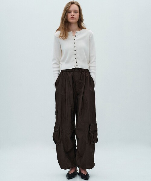 PUBLIC TOKYO（パブリックトウキョウ）の「【2026春新作・ZOZO先行予約受付中】AiRON イージーカーゴパンツ（カーゴパンツ・レディース・ネイビー/ブラウン/ホワイト・1/2）」の4枚目の写真