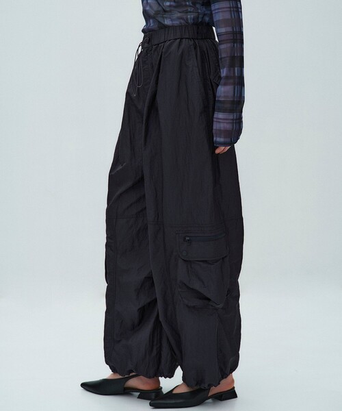 PUBLIC TOKYO（パブリックトウキョウ）の「【2026春新作・ZOZO先行予約受付中】AiRON イージーカーゴパンツ（カーゴパンツ・レディース・ネイビー/ブラウン/ホワイト・1/2）」の6枚目の写真