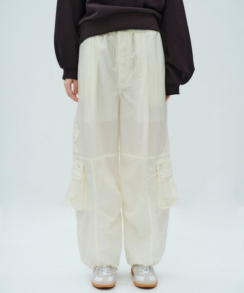 PUBLIC TOKYO（パブリックトウキョウ）の「【2026春新作・ZOZO先行予約受付中】AiRON イージーカーゴパンツ（カーゴパンツ・レディース・ネイビー/ブラウン/ホワイト・1/2）」の9枚目の写真