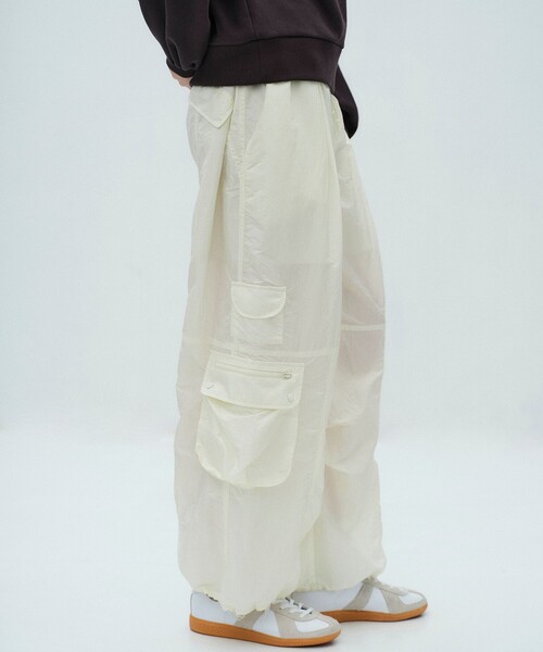 PUBLIC TOKYO（パブリックトウキョウ）の「【2026春新作・ZOZO先行予約受付中】AiRON イージーカーゴパンツ（カーゴパンツ・レディース・ネイビー/ブラウン/ホワイト・1/2）」の12枚目の写真