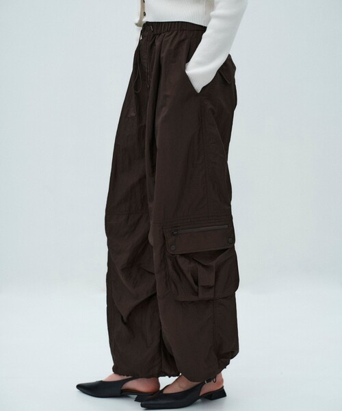 PUBLIC TOKYO（パブリックトウキョウ）の「【2026春新作・ZOZO先行予約受付中】AiRON イージーカーゴパンツ（カーゴパンツ・レディース・ネイビー/ブラウン/ホワイト・1/2）」の14枚目の写真