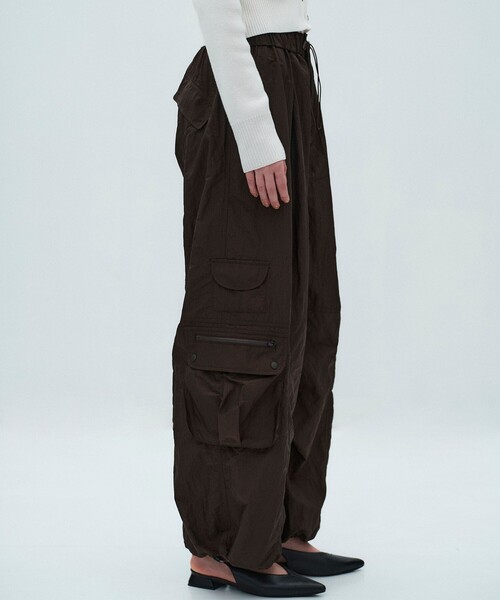 PUBLIC TOKYO（パブリックトウキョウ）の「【2026春新作・ZOZO先行予約受付中】AiRON イージーカーゴパンツ（カーゴパンツ・レディース・ネイビー/ブラウン/ホワイト・1/2）」の16枚目の写真