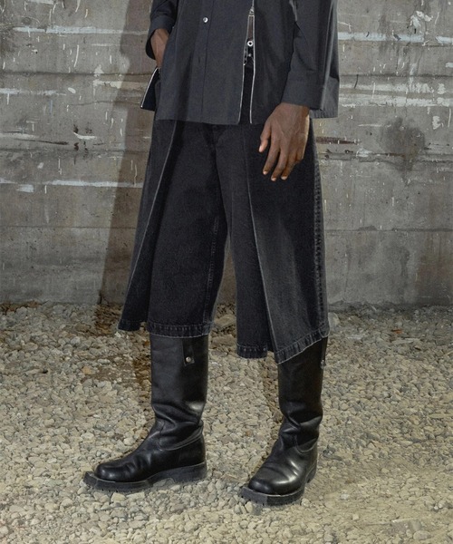 JOHN LAWRENCE SULLIVAN(ジョンローレンスサリバン)の「【JOHN LAWRENCE SULLIVAN】WASHED DENIM TUCKED WIDE SHORTS(その他パンツ・メンズ・ブラック/インディゴブルー・44/46)」の5枚目の写真