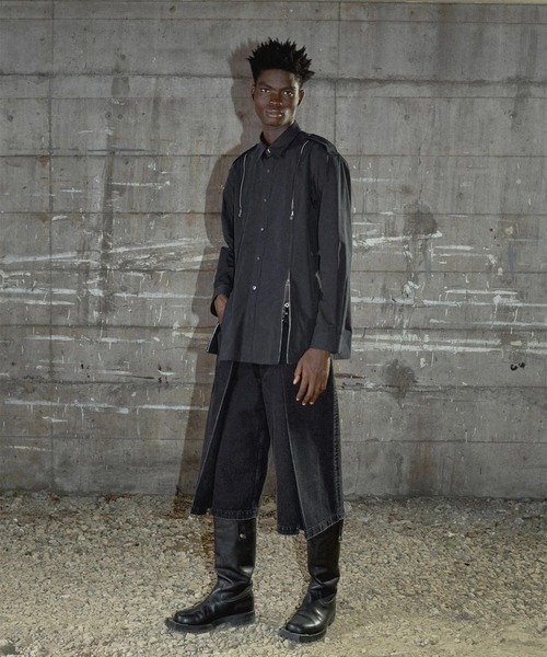 JOHN LAWRENCE SULLIVAN(ジョンローレンスサリバン)の「【JOHN LAWRENCE SULLIVAN】WASHED DENIM TUCKED WIDE SHORTS(その他パンツ・メンズ・ブラック/インディゴブルー・44/46)」の6枚目の写真