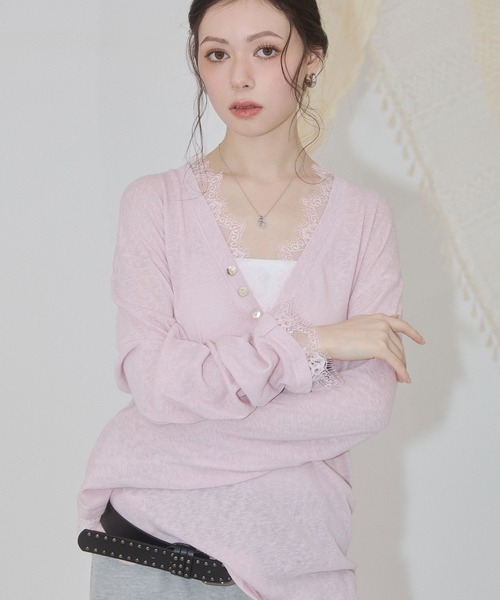 ENVYM(アンビー)の「レースシアーVネックトップス(Tシャツ/カットソー・レディース・ピンク/ホワイト/チャコールグレー・FREE)」の3枚目の写真