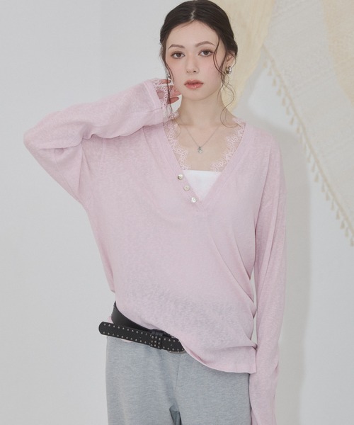 ENVYM(アンビー)の「レースシアーVネックトップス(Tシャツ/カットソー・レディース・ピンク/ホワイト/チャコールグレー・FREE)」の5枚目の写真