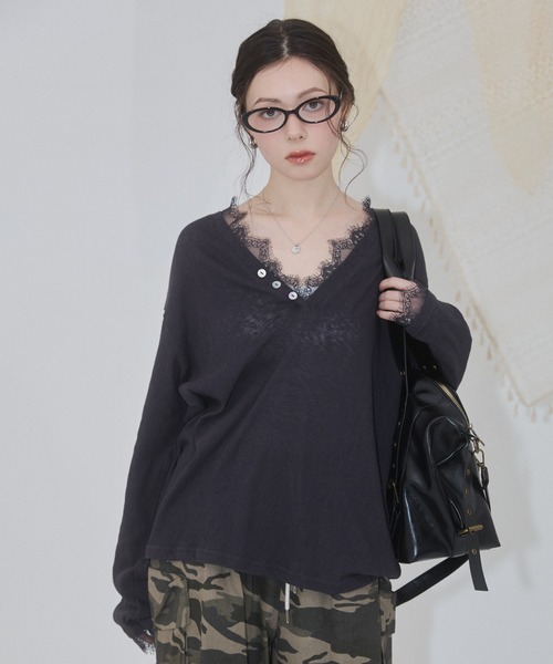 ENVYM(アンビー)の「レースシアーVネックトップス(Tシャツ/カットソー・レディース・ピンク/ホワイト/チャコールグレー・FREE)」の12枚目の写真