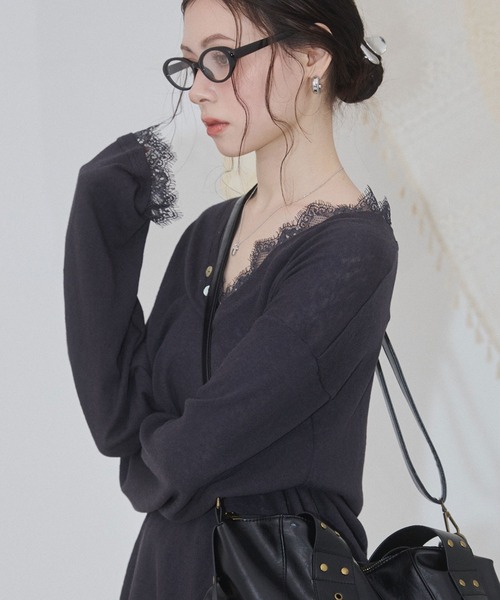 ENVYM(アンビー)の「レースシアーVネックトップス(Tシャツ/カットソー・レディース・ピンク/ホワイト/チャコールグレー・FREE)」の13枚目の写真