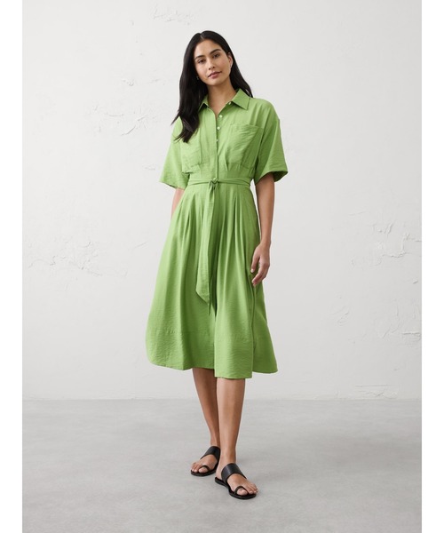 BANANA REPUBLIC FACTORY STORE(バナナリパブリック ファクトリーストア)の「BANANA REPUBLIC FACTORY STORE プリーツ ミディ シャツワンピース(ワンピース・レディース・グリーン/ネイビー/ホワイト×ネイビー・L/M/XS/S)」の2枚目の写真